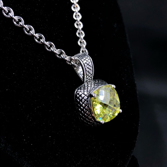 Beautiful & Bold Silver Tone chain & Light Green Cushion cut Stone pendent. - Picture 4 of 9